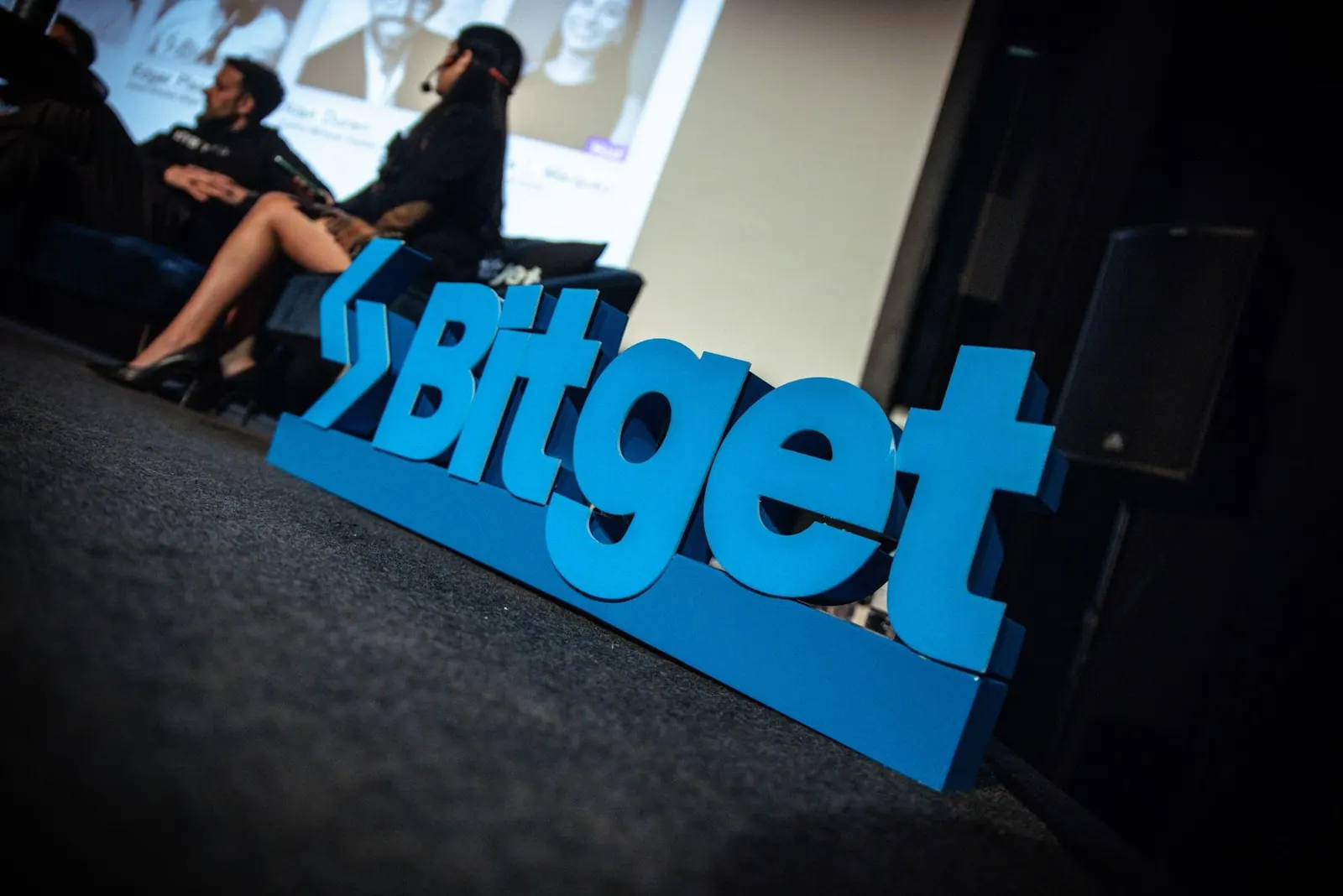 Panel con el logo de Bitget en el escenario