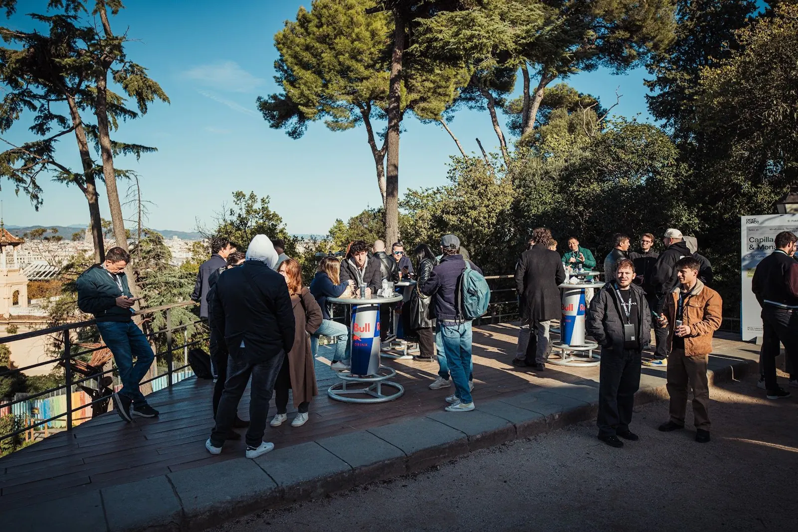 Terraza con asistentes haciendo networking