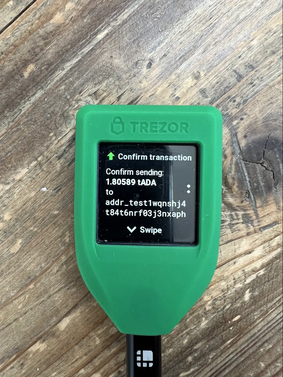 Hardware wallet Trezor Model T para autocustodia de criptomonedas