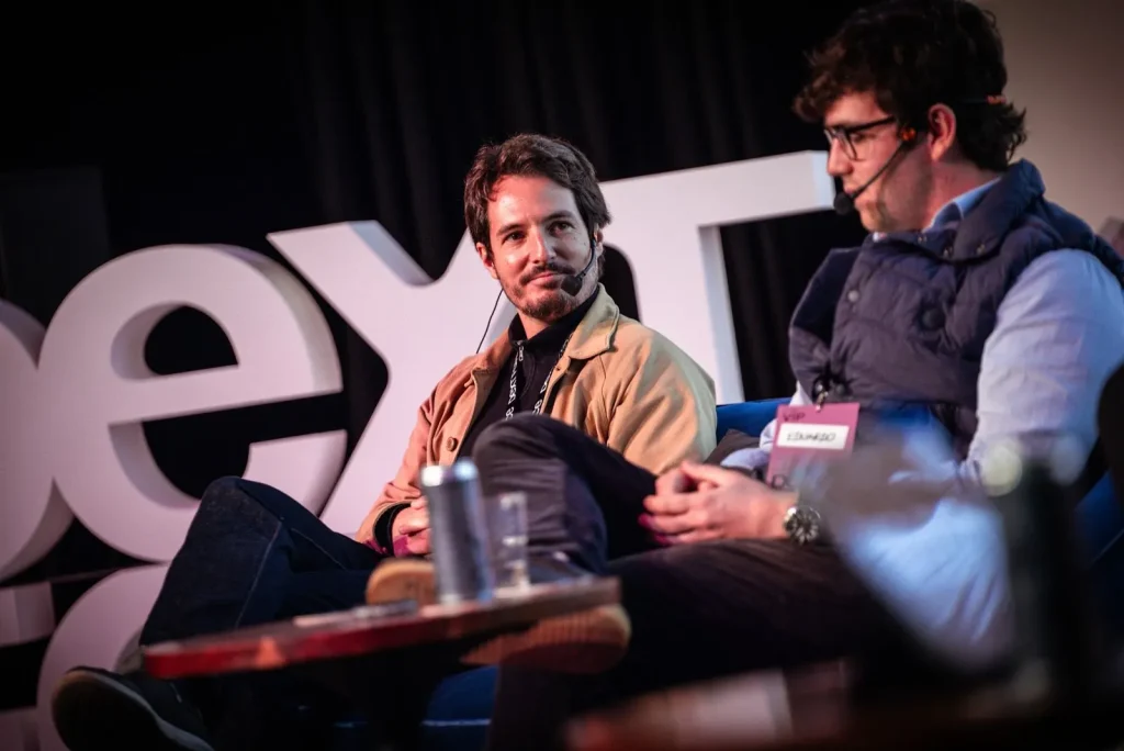 Conversación entre dos ponentes en el escenario de DEXT FORCE 2025
