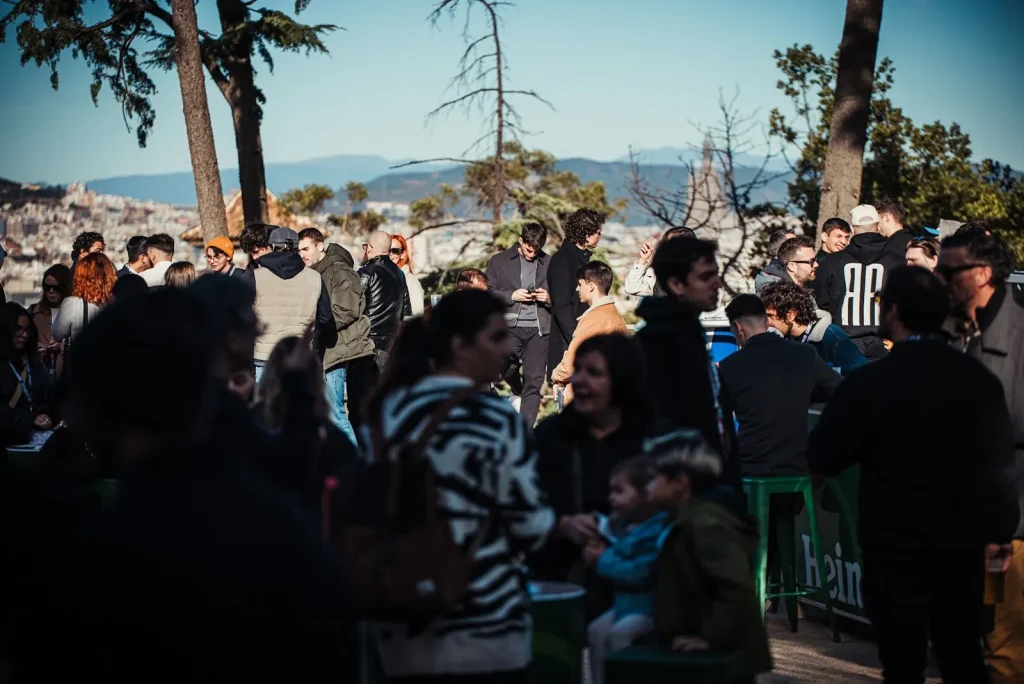 Asistentes haciendo networking al aire libre con vistas a Barcelona durante DEXT FORCE