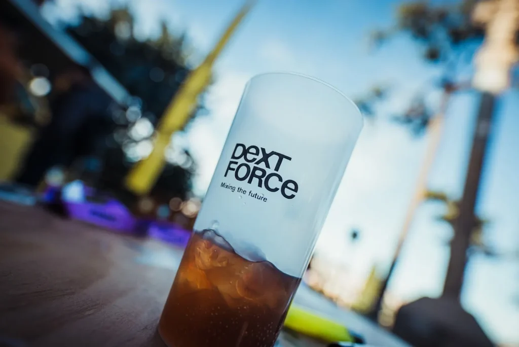 Vaso con el logotipo de DEXT FORCE en el recinto del festival