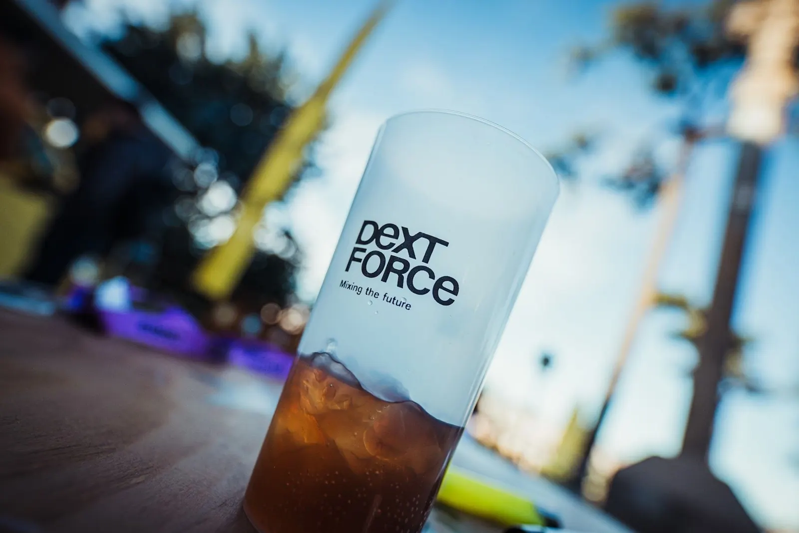 Vaso con el logotipo de DEXT FORCE en el recinto del festival